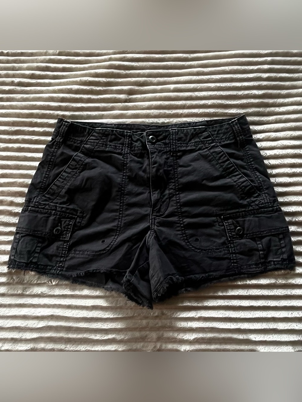 American Eagle black cargo shorts ♡